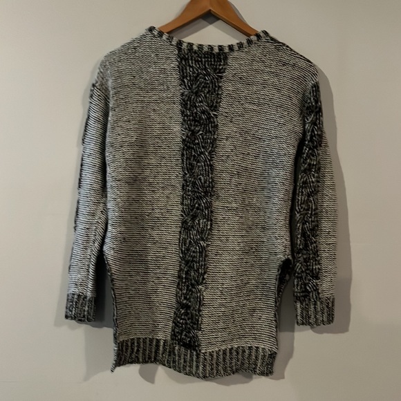 Size small, longer in the back, cute with tights - Picture 2 of 2